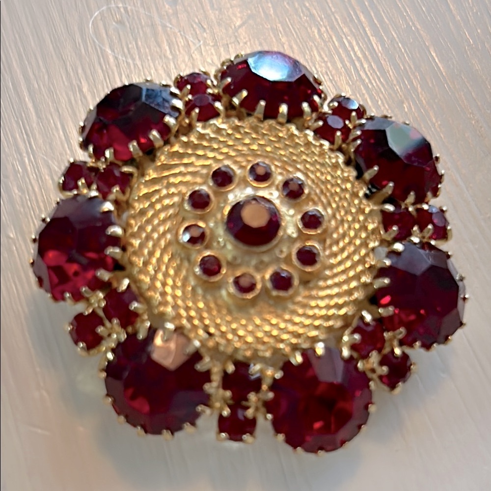 Red Rhinestone Brooch Textured Layered Gold Tone Circular Vintage GORGEOUS!